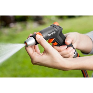 Gardena Premium Pistola a spruzzo in azione: getto d'acqua e design robusto in primo piano.