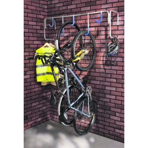 Supporto a parete per 5 biciclette, acciaio, con due biciclette, casco e giacca.