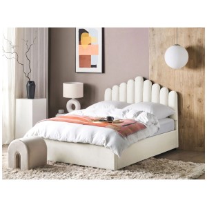 Cremeweißes Samt Bett 140x200 cm Vincennes mit Stauraum und muschelförmigem Kopfteil.