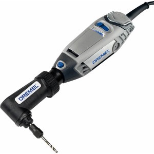 Accessorio angolare Dremel 575 su utensile rotativo Dremel con punta da trapano inserita.