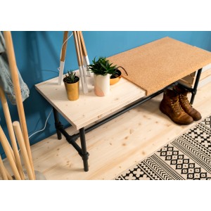 Tubo d'acciaio argentato (200 cm) per costruzione mobili, combinato con legno e sughero come tavolo.