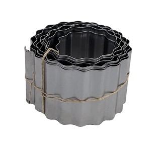 Gerollte, gewellte Rasenkante aus blankem Metall, silberfarben, für flexible Gartenbeete und Wegeinfassungen.