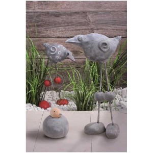 Oiseaux décoratifs en béton de différentes tailles et designs comme décoration de jardin.
