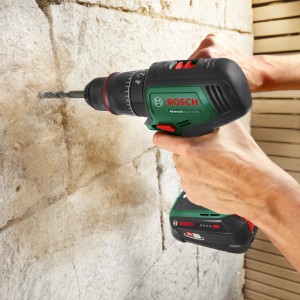 Trapano avvitatore a batteria Bosch Advanced Drill 18V-80 che fora una parete in pietra.
