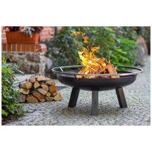 Brasero CookKing Porto en acier naturel Ø 70 cm avec du bois qui brûle dans le jardin.