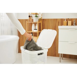 Cesto portabiancheria bianco Rotho Country 55L con struttura in rattan e coperchio aperto in bagno.
