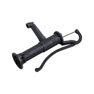 Pompe à main noire en fonte, idéale comme décoration ou pour l'extraction d'eau dans le jardin.