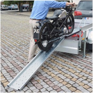 Motocicletta caricata su rimorchio da 750 kg con rampa di carico Stema.