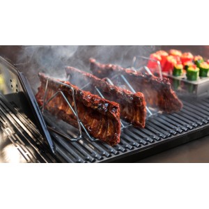 Char-Broil Grill+ porta costolette con costolette sulla griglia, utensile per griglia in acciaio inox.