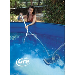 Femme nettoyant piscine avec kit de nettoyage Gre, incluant brosse, tuyau et manche télescopique.