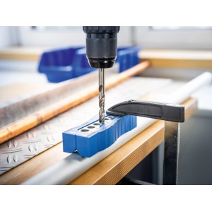 Guida di foratura LUX-TOOLS Maxi in uso con trapano per fori precisi.