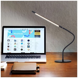 Lampada da tavolo a LED Mondilux Ivo nera (H 68cm, 6W, 450lm) su una scrivania accanto a un laptop.