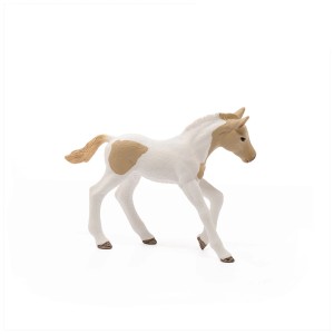 Figurine de poulain Paint Horse Schleich avec motif pie typique, détaillée.