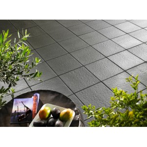 Dalles de terrasse Kann Sincera anthracite, 40x40 cm, posées avec surface structurée.
