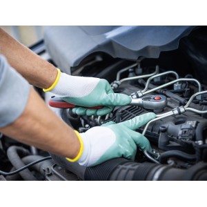 Mains avec gants nitrile LUX taille 10 réparant une voiture.