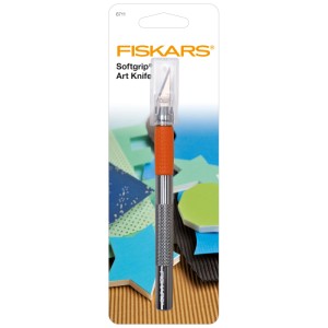 Taglierino per hobby Fiskars con impugnatura Softgrip arancione e protezione lama.