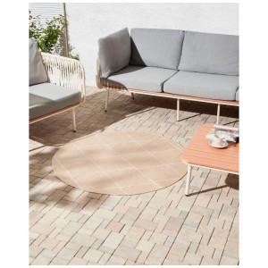 Runder Beliani Outdoor-Teppich Gwalior in Beige mit geometrischem Muster auf Terrasse. Ø 120 cm Polypropylen Teppich für Aussenbereich.