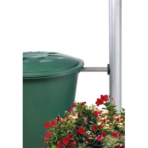 Collettore pioggia Garantia Avanti DN 70-100 su pluviale di una botte per acqua piovana con aiuola.