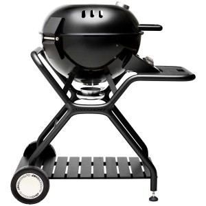 Barbecue a gas sferico Outdoorchef Ascona 570 G All Black, montato con ripiano laterale.
