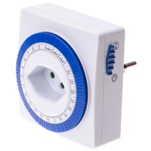 Analoge 24h Steckerschaltuhr in Weiß mit blauem Einstellring für Hausfunksteuerung.