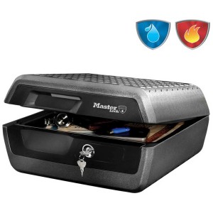 Cassetta di sicurezza Master Lock LCFW30100 aperta, 10 l, nera, con contenuto e chiave.