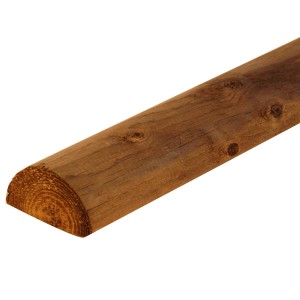 Gros plan : Bois demi-rond brun traité sous pression (7 x 250 cm) pour la construction de clôtures et l’intimité.