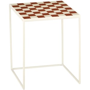 Table d'appoint Mica Bologna, fer blanc antique, plateau carré avec motif échiquier rouge et blanc.