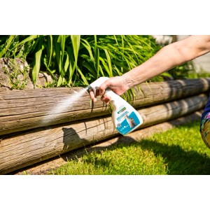 Applicazione: Windhager spray repellente per cani e gatti per proteggere le superfici in giardino.