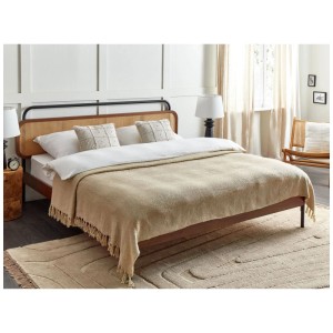 Coperta beige (200x220 cm) con frange su letto in camera da letto.