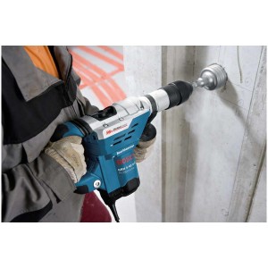 Marteau perforateur Bosch Professional GBH 5-40 DCE perçant un mur en béton.