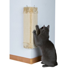Grattoir d'angle beige Trixie avec chat faisant ses griffes.