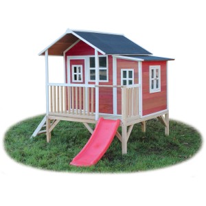Cabane en bois rouge EXIT Loft 350 avec toboggan et échelle dans le jardin.