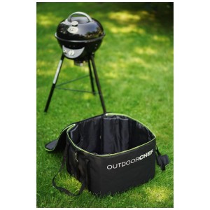 Barbecue a gas Outdoorchef Chelsea 420 G assemblato con borsa da trasporto su erba.