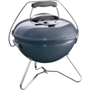Barbecue à charbon bleu avec couvercle et grille chromée.