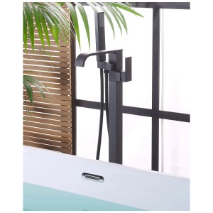 Miscelatore per vasca freestanding Niagara nero opaco con doccetta, davanti a finestra e vasca.