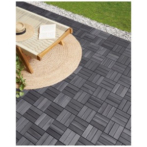 Dalles de terrasse grises en bois d'acacia avec système clic, sur une terrasse avec chaise longue.