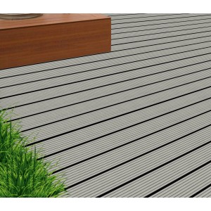 Lames de terrasse WPC gris clair (2,1x14,5x300 cm) avec surface rainurée posées sur une terrasse.