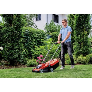 Tagliaerba a batteria Einhell GE-CM 18/32 Li-Solo in azione sul prato.
