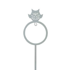 Grauer Meisenknödelhalter mit Eule zum Stecken für Vogelfutter im Garten.