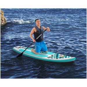 Uomo in ginocchio su tavola SUP Bestway Hydro-Force Aqua Glider blu con pagaia sull'acqua.