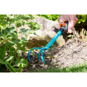 Zappetta Gardena Combisystem in uso per smuovere il terreno.