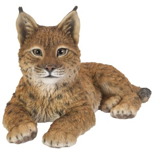 Liegende Luchs Dekofigur (54cm) von Vivid Arts für die Gartendekoration.