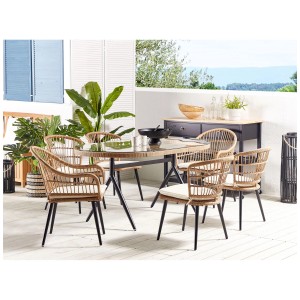 Ensemble de meubles de jardin en rotin beige Beliani Aliano II avec 6 chaises et une table sur une terrasse.
