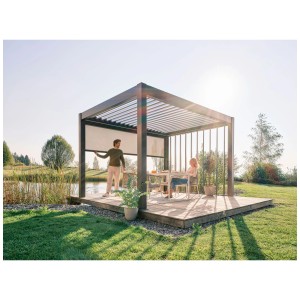 Biohort Sonnenschutzrollo Gr. 4 m, quarzgrau-metallic, an Terrassenüberdachung montiert.