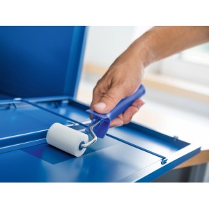 Rouleau en mousse LUX 5 cm, blanc, utilisé sur une surface bleue pour des résultats de peinture fins.