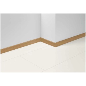 Battiscopa Parador SL 5 resistente all'acqua, rovere D092 su parete e pavimento bianchi.