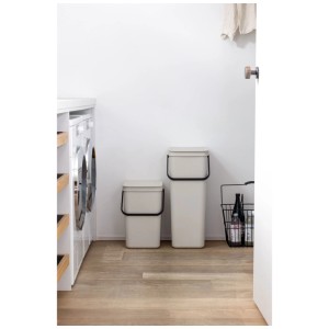 Zwei Brabantia Sort & Go Mülleimer, 25L, Soft Beige, im Raum.