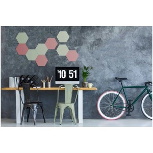 Pellicola adesiva D-c-fix Uni seidenmatt Sagegreen su parete sopra scrivania con decorazioni.