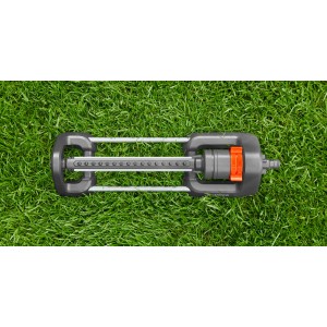 Arroseur oscillant Gardena Aqua M pour l'irrigation de pelouse sur herbe verte, vue de dessus.