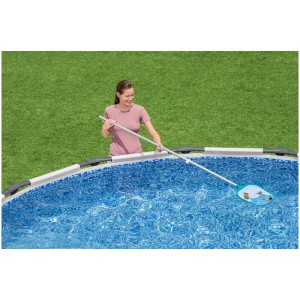 Donna pulisce piscina con set pulizia Bestway AquaClear (aspiratore, retino).